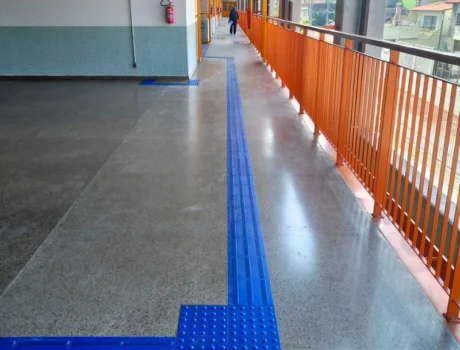 piso tátil classic azul na escola
