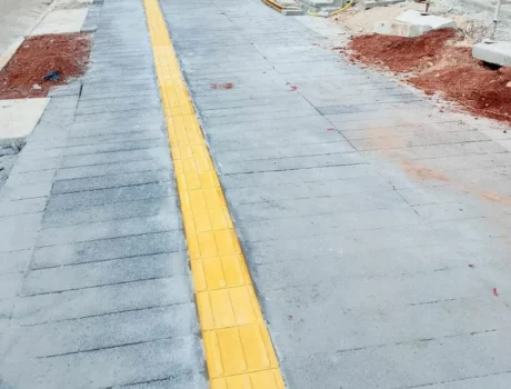 piso tátil ladrilho concreto amarelo na calçada