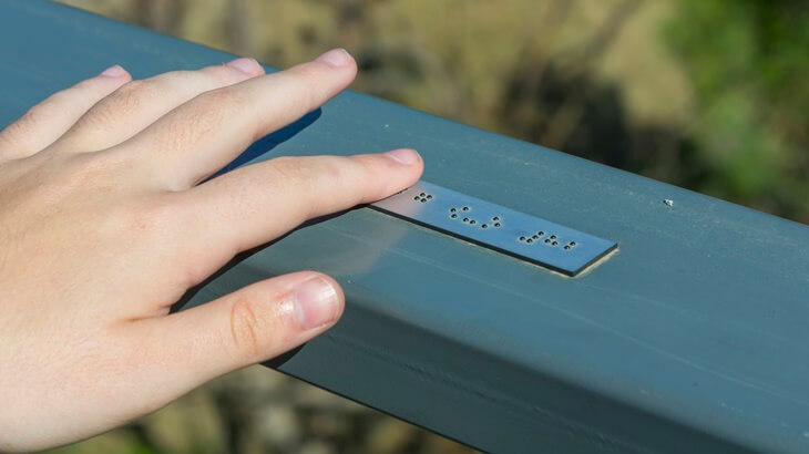 Entenda a importância da sinalização em Braille para corrimão em lugares movimentados