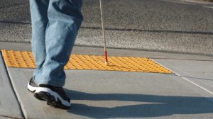 Falta de acessibilidade para cegos: saiba como evitar multas para empresa em situação irregular