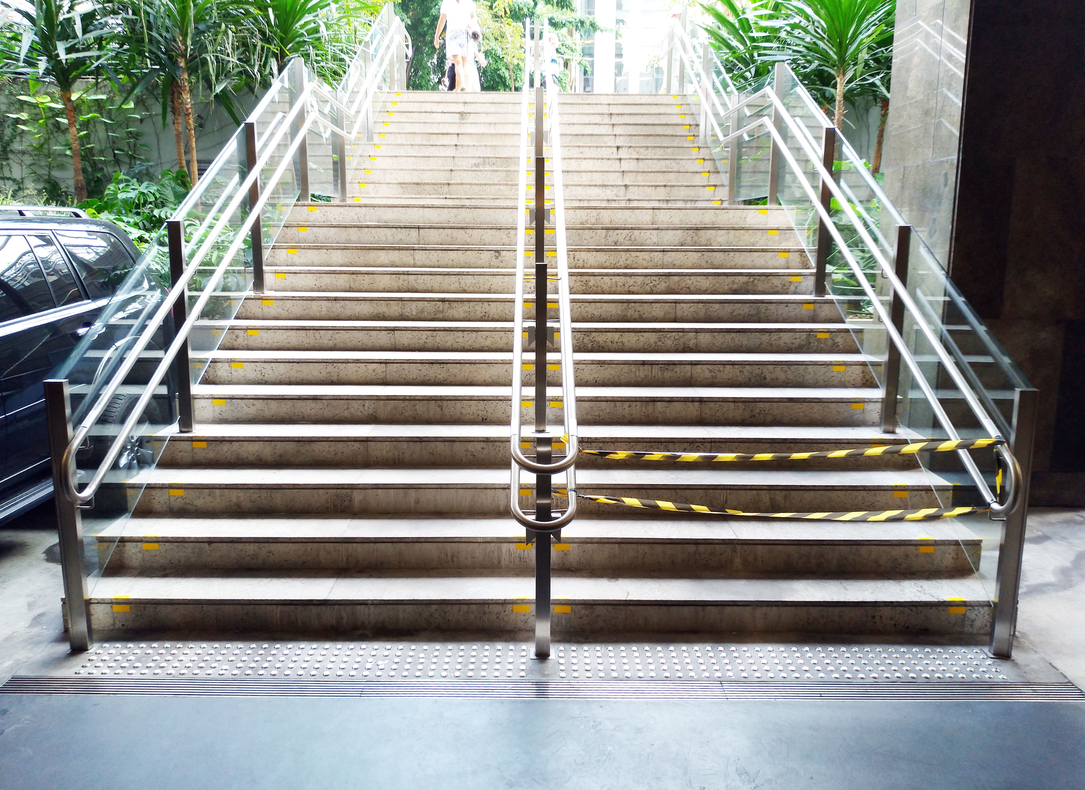 Escada acessível: principais pontos no projeto e vantagens da adaptação