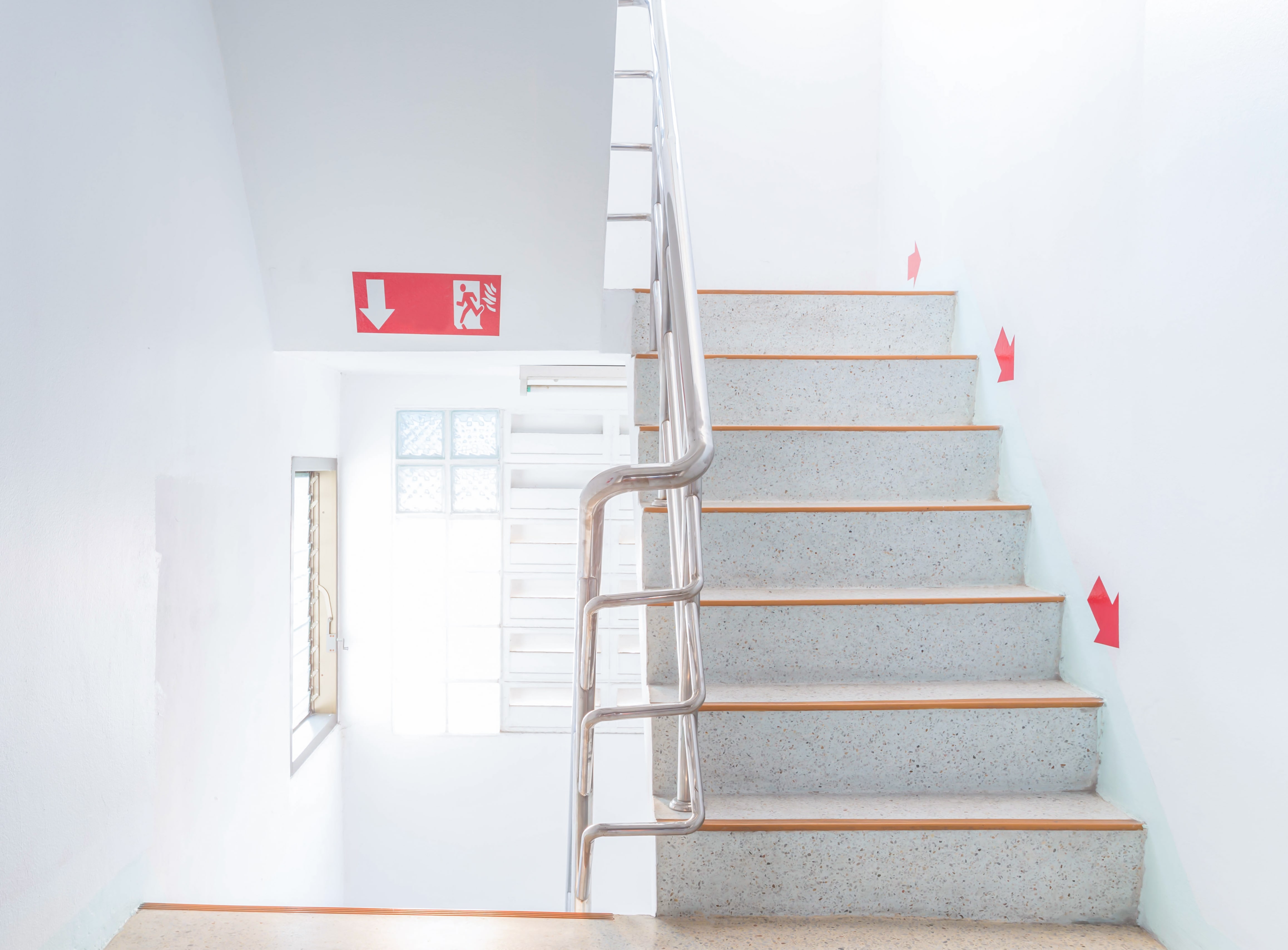 Entenda a importância da sinalização de escadas fixas para acessibilidade em locais públicos