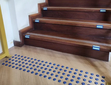 piso tátil flex alerta azul e faixa verse azul na escada