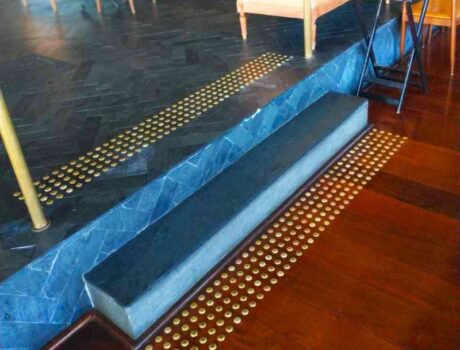 piso tátil gold instalado escada