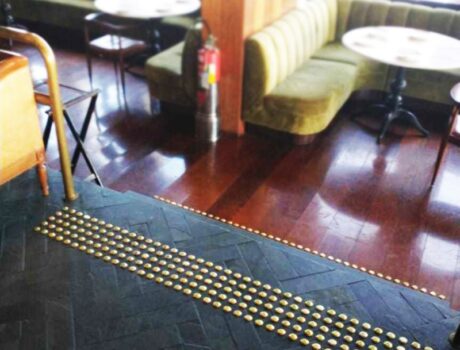 piso tátil gold instalado no restaurante