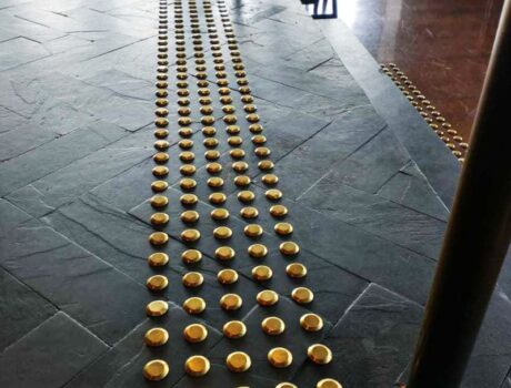 piso tátil ouro instalado
