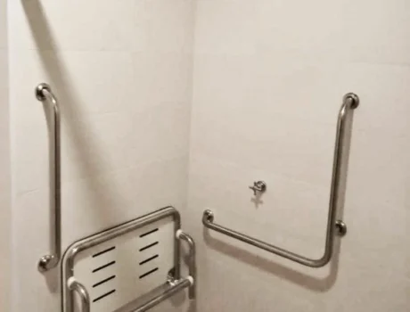 barra L angular no banheiro