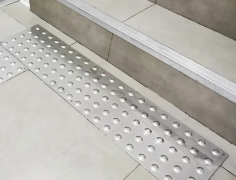 piso tátil inox plano chapa instalada