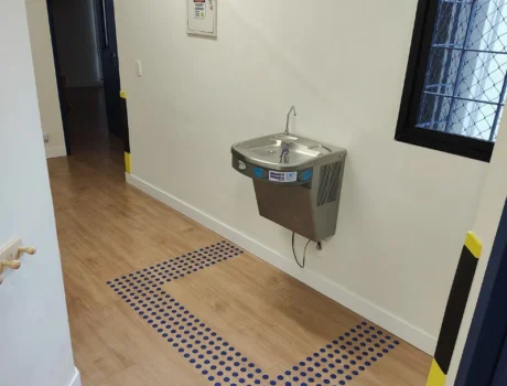 piso tátil flex alerta azul no bebedouro